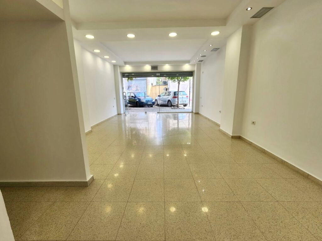 Negozio in affitto presso la Stazione Ferroviaria (FSHN) ristrutturato **Illuminazione con faretti || Sistema di aspirazione (Piano 1) Grande facciata in vetro