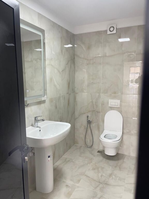 Jepet me qira ambient 200m2 Tek Top Channel 1150€