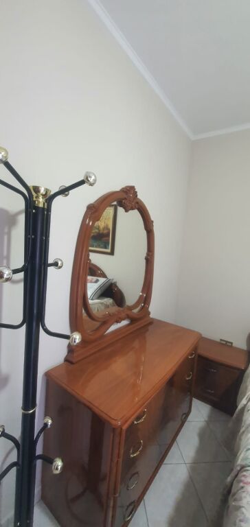 Jepet me Qera kati i 3-të i një vile 4-katëshe, i pozicionuar në Ali Dem,
