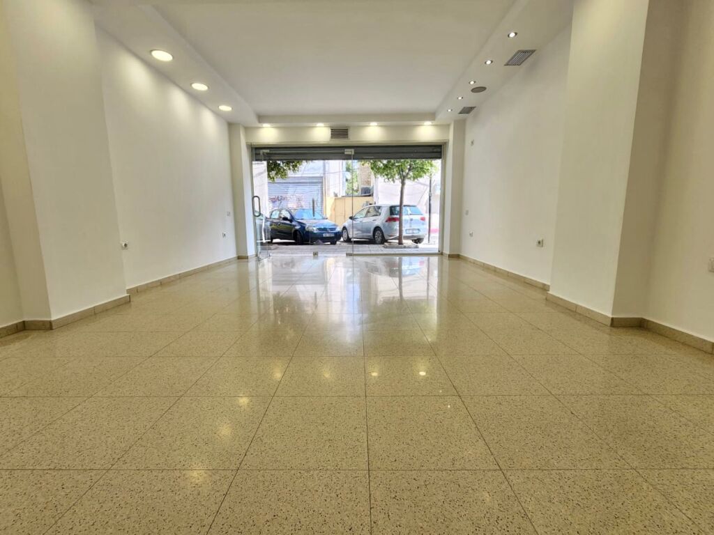 Negozio in affitto presso la Stazione Ferroviaria (FSHN) ristrutturato **Illuminazione con faretti || Sistema di aspirazione (Piano 1) Grande facciata in vetro