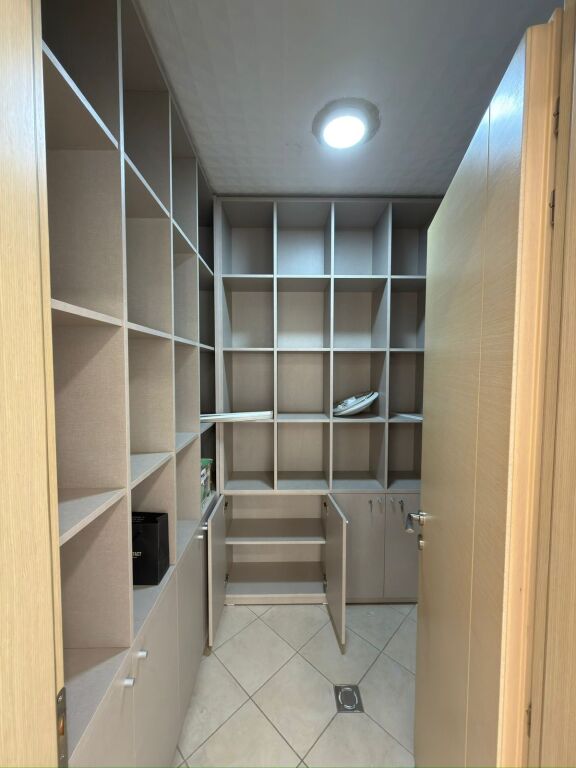 🏢 Spazio Ufficio in Affitto – Delijorgji