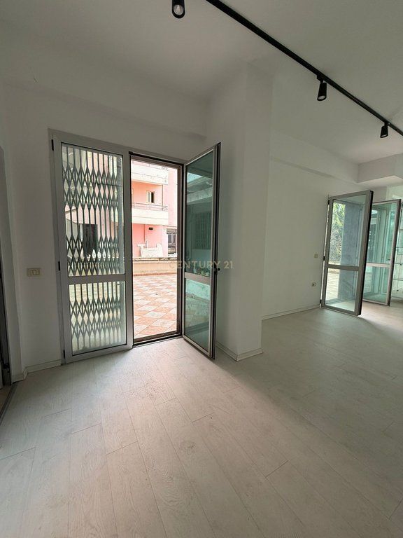 COMMERCIAL UNIT FOR SALE IN VLORE, TRANSBALKAN