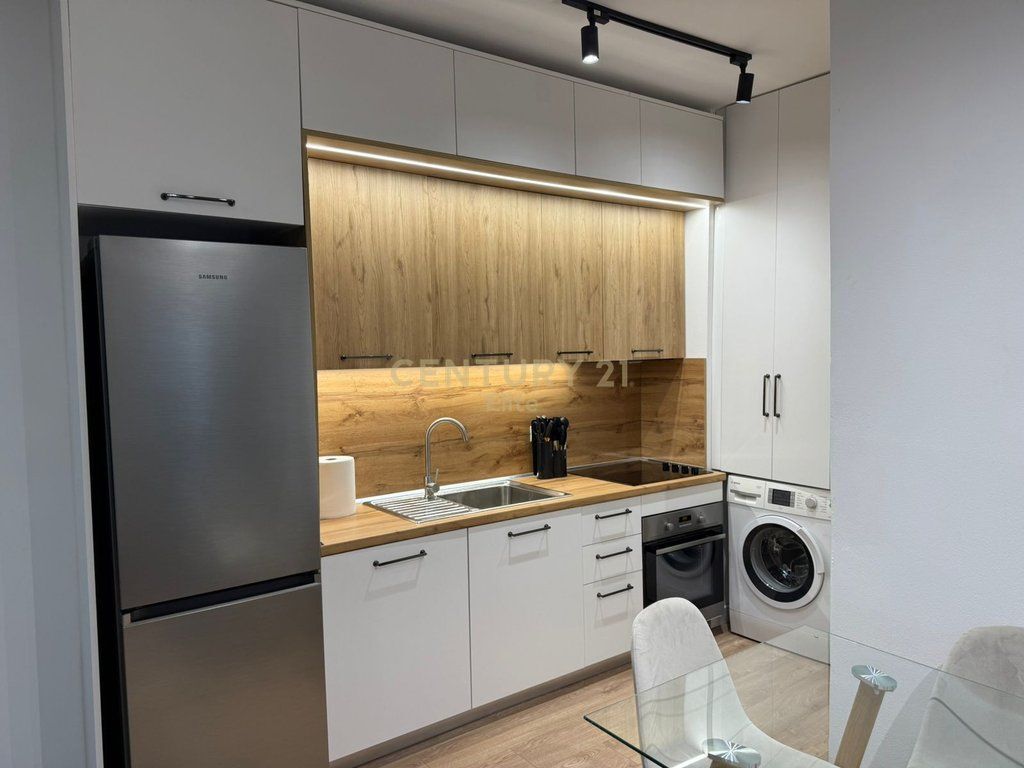 Qira, Apartament 1+1, Ne Rrugen e plazhit perball Hotel Florida