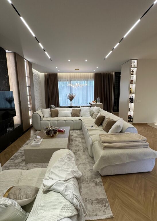 Vilë Rezidenciale – Vile Roses, Farkë