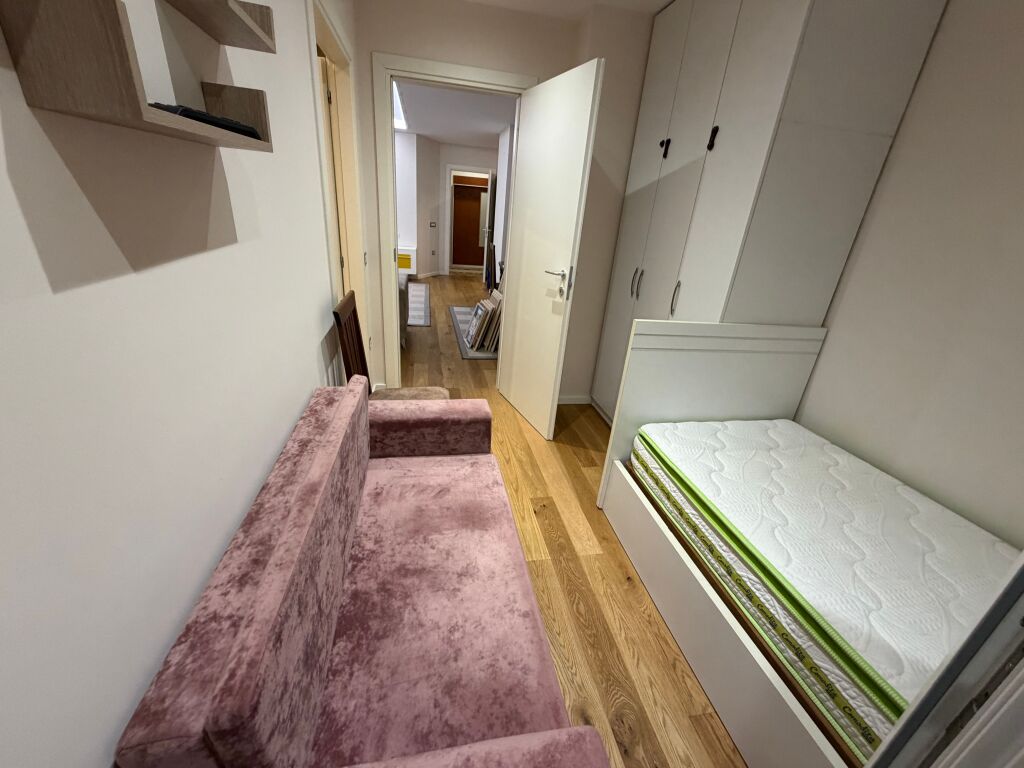 3+1,i mobiluar te shkolle e kuqe,cmimi 800 euro