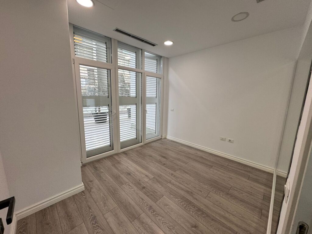 🏢 Jepet me qira ambient për zyra 📍 Adresa: Komuna e Parisit, Kika 2💶 Çmimi: 5,000 €