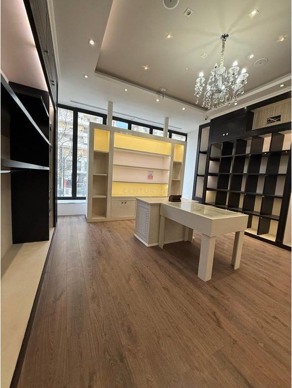 JEPET ME QERA NJESI KOMERCIALE NE KATE TE PARE PERBALLE STADIUMIT VLORE