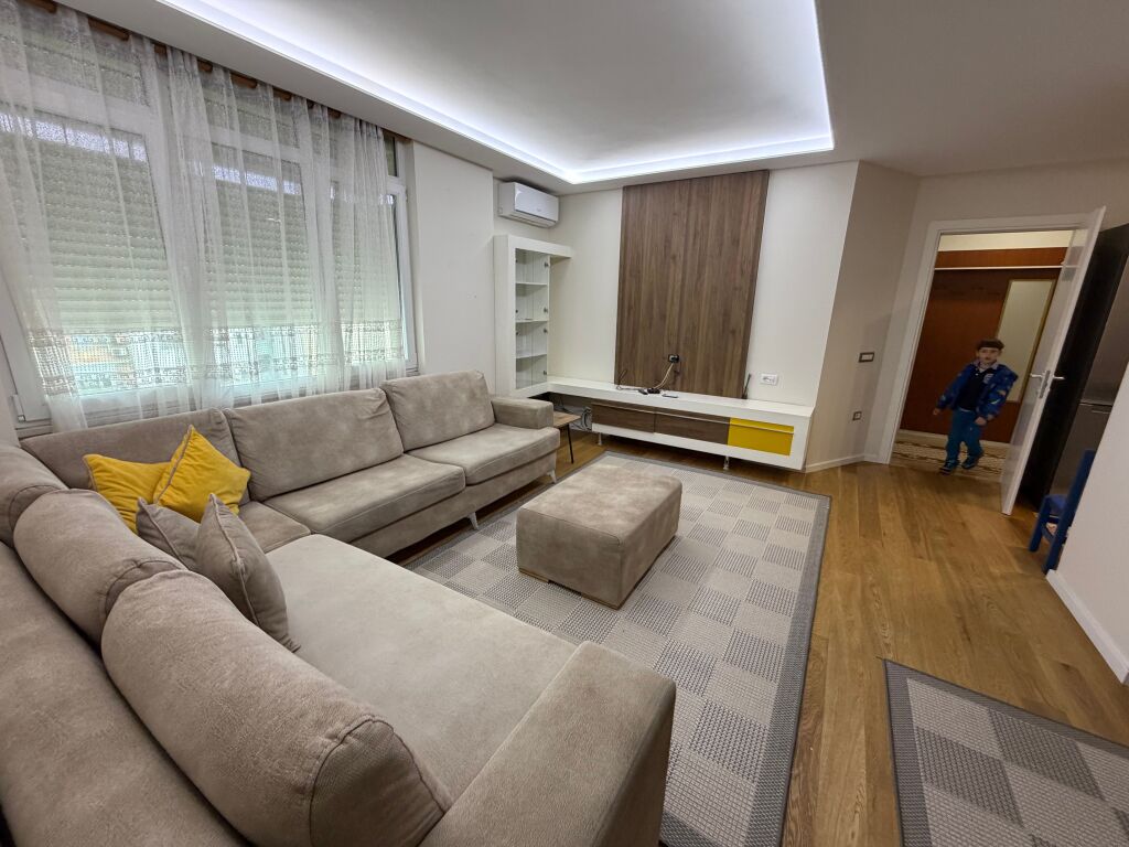 3+1,i mobiluar te shkolle e kuqe,cmimi 800 euro