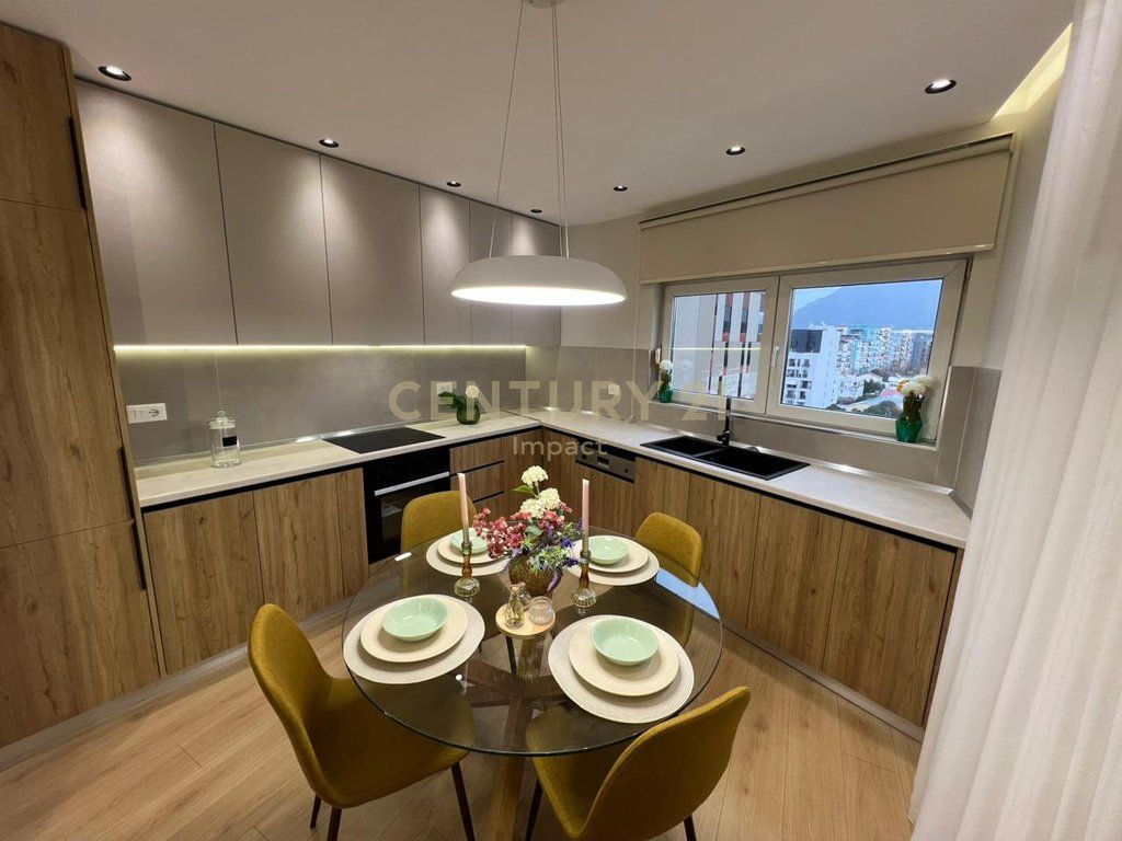 VENDESI APPARTAMENTO 2+1+2