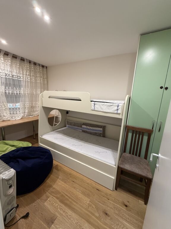 3+1,i mobiluar te shkolle e kuqe,cmimi 800 euro