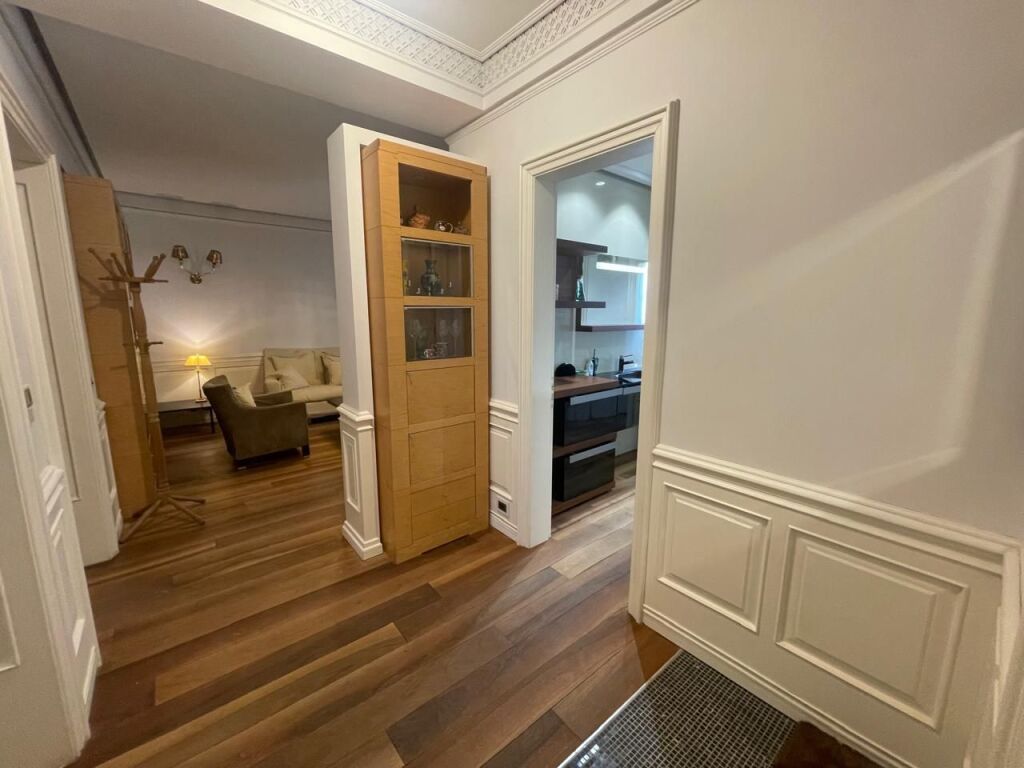 Apartament Me Qira tek Shkolla e Kuqe