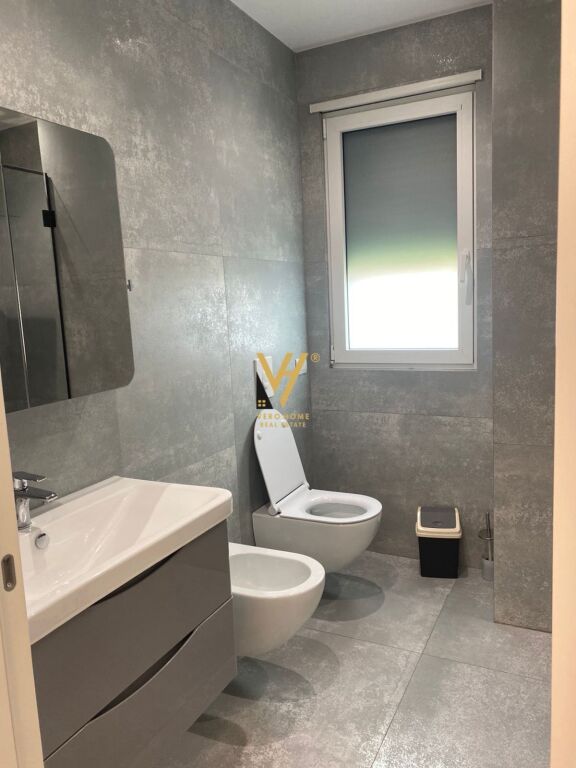 JEPET APARTAMENT 3+1+3+BLK ME QIRA TE LIQENI THATE 1.800 EURO