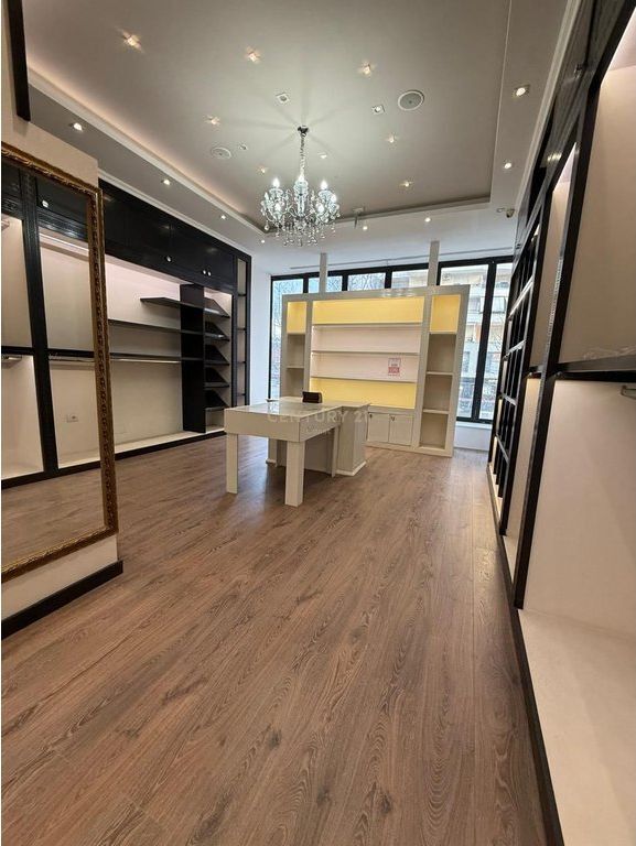 JEPET ME QERA NJESI KOMERCIALE NE KATE TE PARE PERBALLE STADIUMIT VLORE