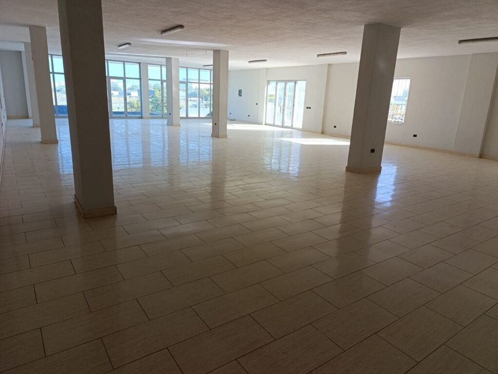 Jepet me qira ambient 230m2 Mezez afer Top Chanel 50.000 leke