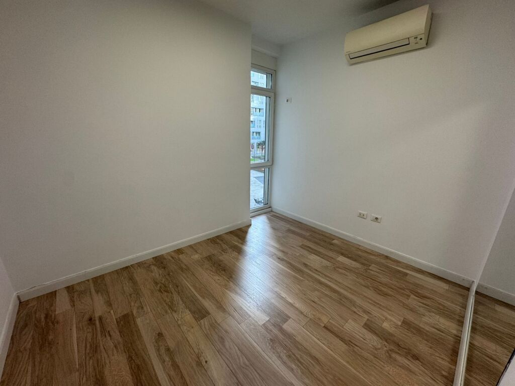 Office space for rent  Address: Komuna Parisit  kika 2  Floor 1  11 rooms all with air conditioning  3 toilets  100 m2 veranda  Camera system  Area 270 m2  Price 5000€