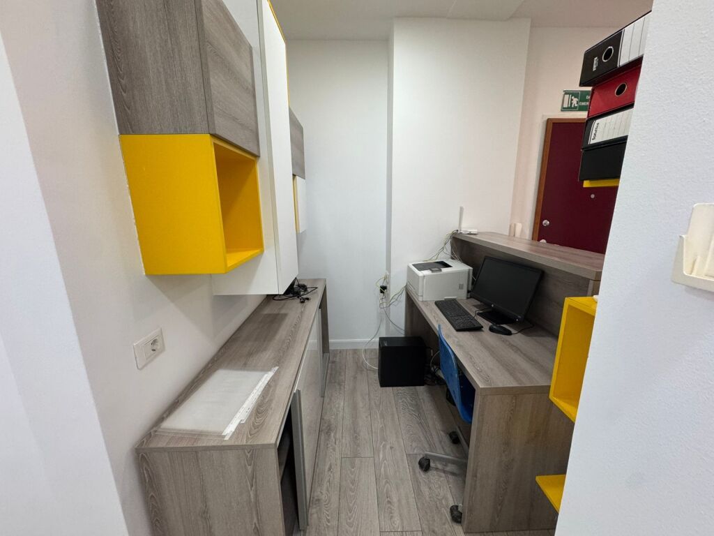 Office space for rent  Address: Komuna Parisit  kika 2  Floor 1  11 rooms all with air conditioning  3 toilets  100 m2 veranda  Camera system  Area 270 m2  Price 5000€