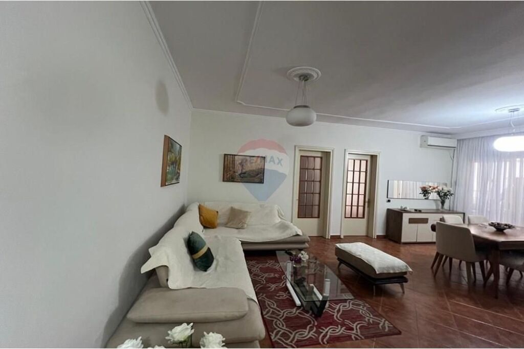 Komuna e Parisit, Tiranë  Apartament 2+1 Komuna e Parisit për shitje