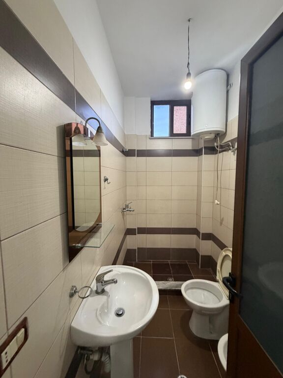 Jepet shtepi me qera 2+1 te rrethi burgut