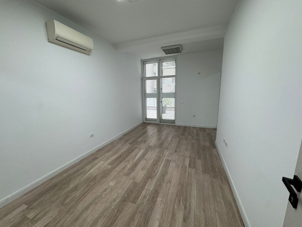 Office space for rent  Address: Komuna Parisit  kika 2  Floor 1  11 rooms all with air conditioning  3 toilets  100 m2 veranda  Camera system  Area 270 m2  Price 5000€