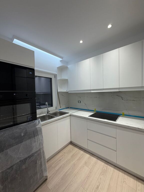 Dato 2+1, myslym shyri te him kolli, 900 euro con parcheggio