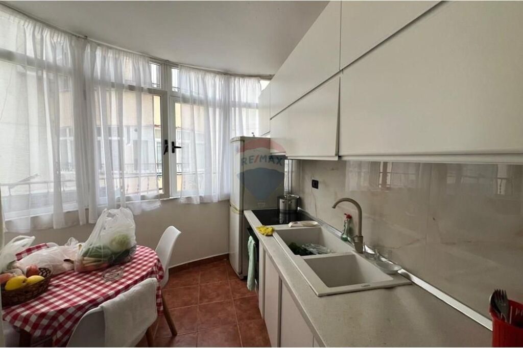 Komuna e Parisit, Tiranë  Apartament 2+1 Komuna e Parisit për shitje