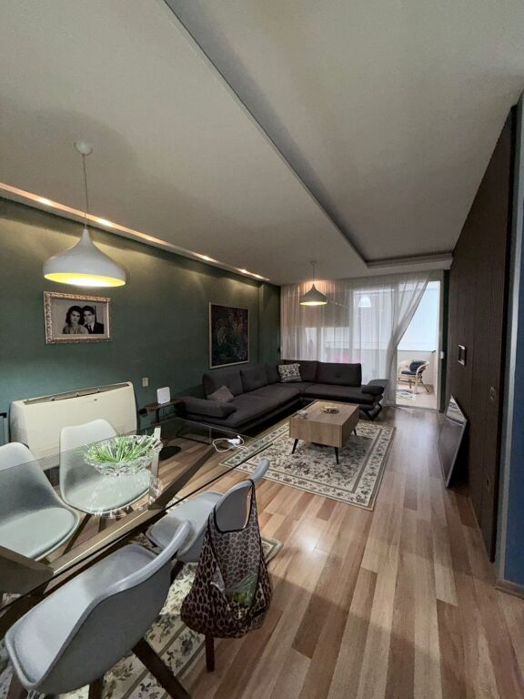 2+1,arredato presso l'ex esposizione,prezzo 800 euro,1 posto auto incluso