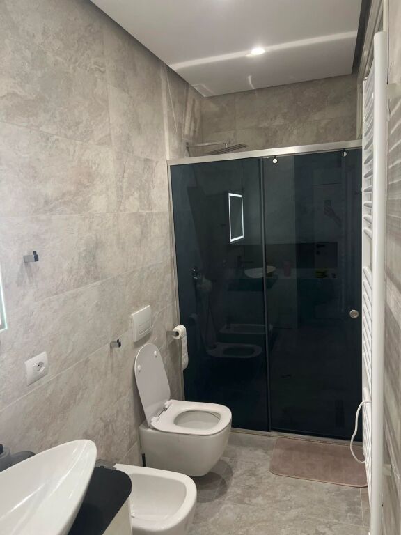 Apartament me qira –📍 2+1 | Afër Kishës Ortodokse, Vlorë