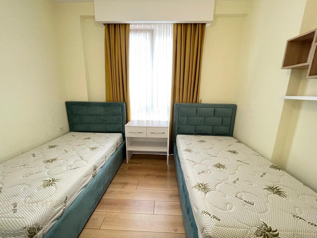 JEPET APARTAMENT ME QERA 2+1+2 PRANË MEDRESESË