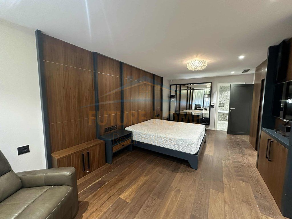 In affitto, appartamento 2+1+2+garage, giardino botanico.