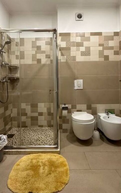 Jepet me qira 2+1+2 tek Pazari i Ri, Tefta Tashko.