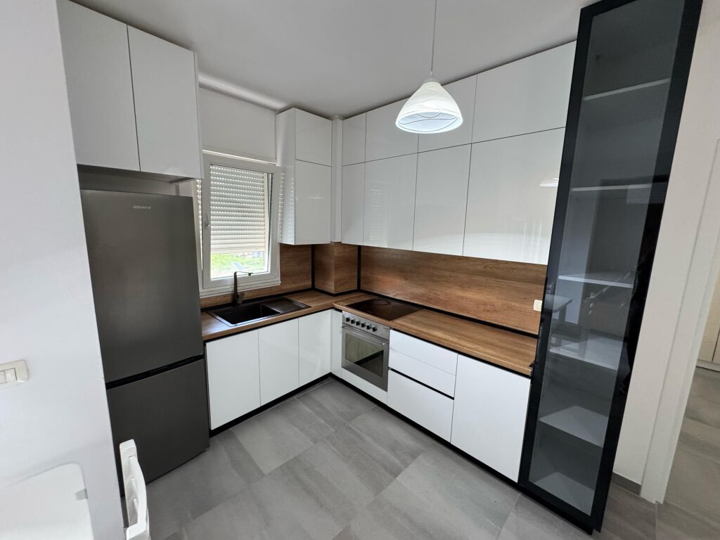 Jepet me qira apartament 1+1 – Ali Demi, Kompleksi Darling  • Vendndodhje: Ali Demi, Kompleksi Darling  • Tipologji: 1 dhomë gjumi + sallon  • Kati: 3 • Çmimi: 45.000 leke / muaj  Apartamenti ndodhet në një kompleks të qetë dhe familjar, me akses të lehtë në transport dhe shërbime të ndryshme.  Për më shumë informacion, kontakto