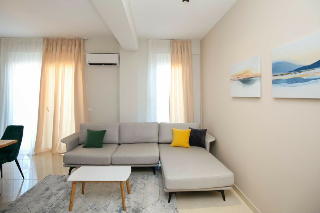 JEPET ME QIRA – 🏡Apartament Luksoz me Pamje të Plotë nga Deti Vlorë