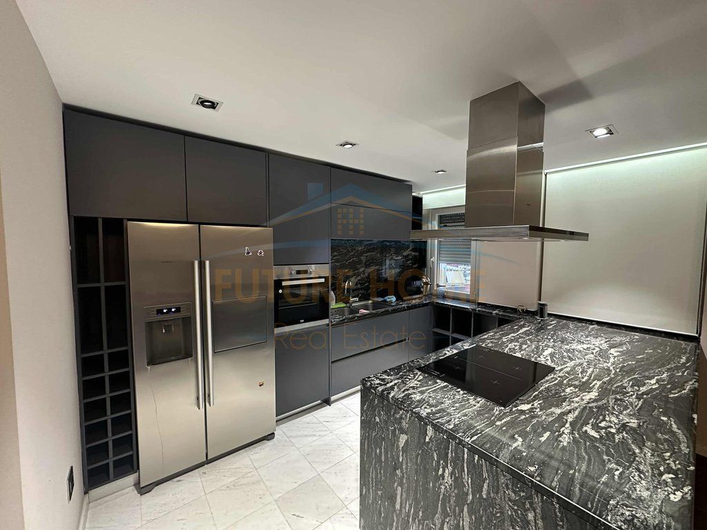 In affitto, appartamento 2+1+2+garage, giardino botanico.