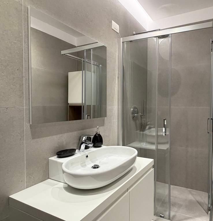 APARTAMENT ME QERA 1+1+POST PARKIMI RRUGA E BARIKADAVE 1000 EURO