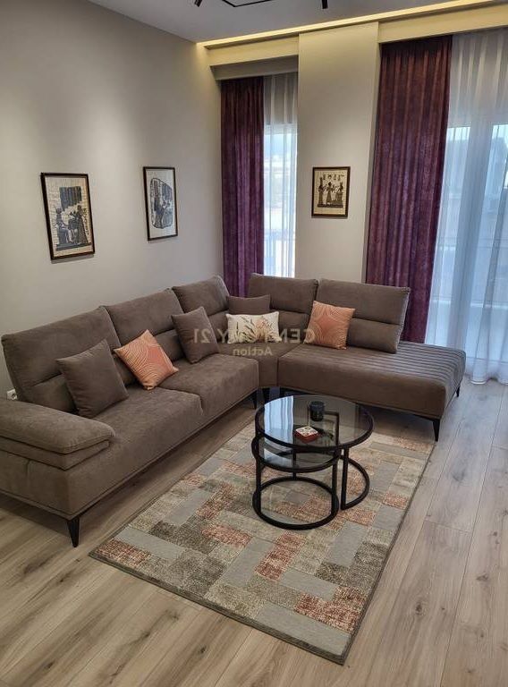 JEPET ME QERA 2+1+2 te Pazari i Ri