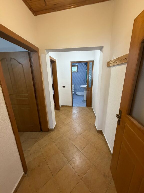 In affitto 1+1 terzo piano villa a Nesheraku arredata 35000 lek