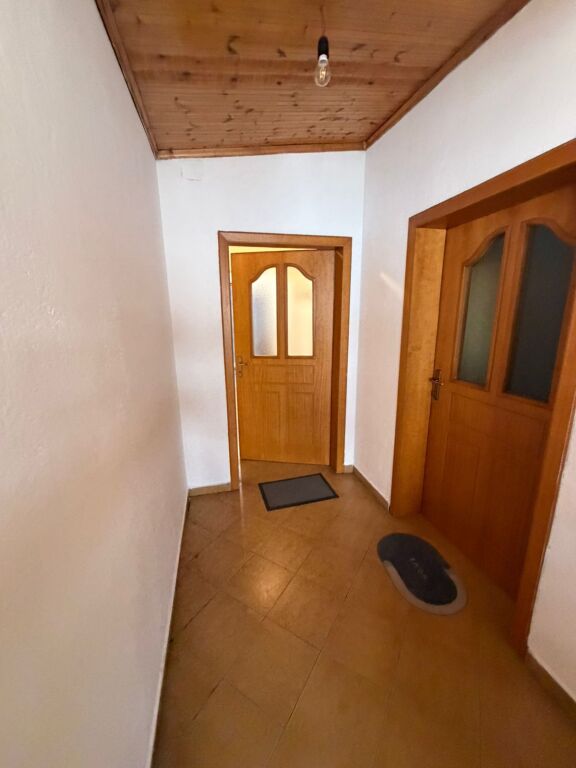 In affitto 1+1 terzo piano villa a Nesheraku arredata 35000 lek