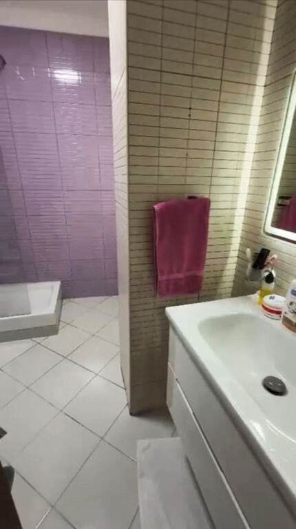 Ne zonen e 21 Dhjetorit,Kompleksi Magnet,jepet me qera apartament 1+1,i mobiluar. 600 Euro   