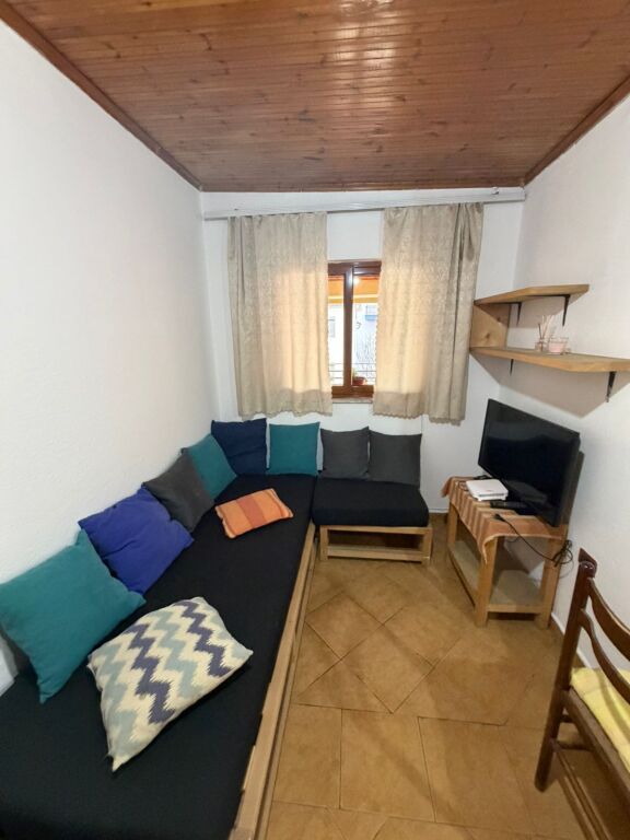 In affitto 1+1 terzo piano villa a Nesheraku arredata 35000 lek