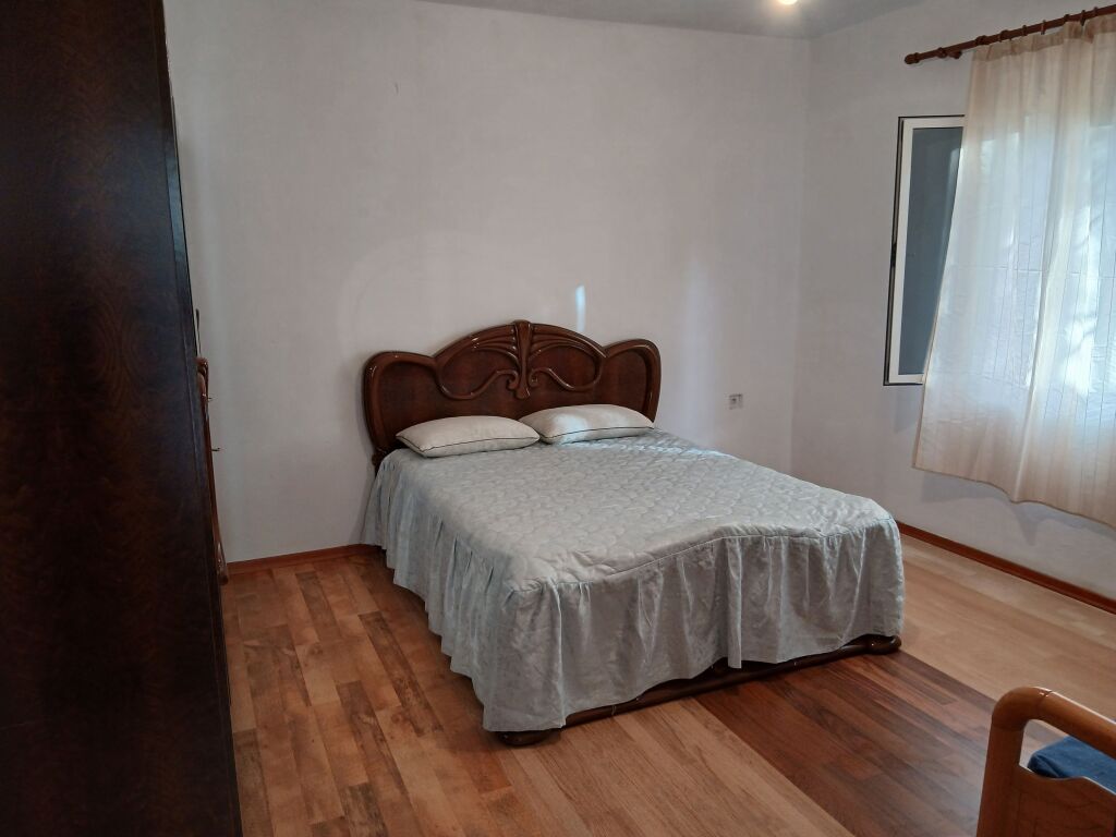 1+1 entrance available