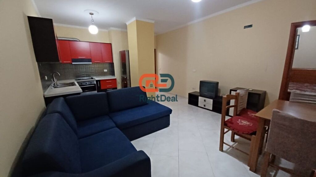 Ai Palazzi Gialli, Appartamento 1+1 con Planimetria Regolare in Affitto !!