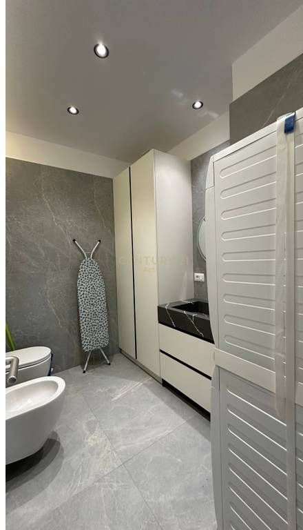 Jepet me qira apartament 2+1+2 te Pazari i Ri, Tefta Tashko.