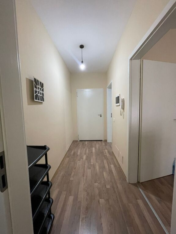 Jepet me qira apartament 1+1 📍 Siri Kodra 🏢 Pallat i ri, me ashensor 🛋️ Totalisht i mobiluar ✨ Ambient i rregullt dhe i ndriçuar 💶 Çmimi: 500 € / muaj