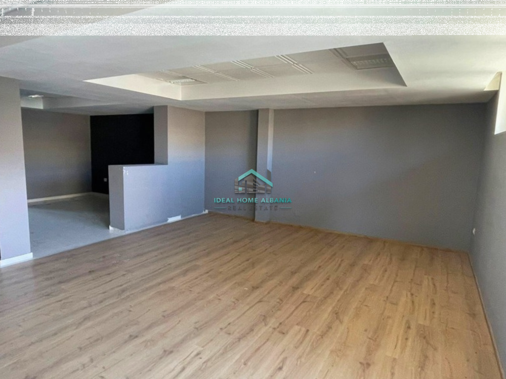 Dyqan me Qera, Rruga e Re, Vlore.