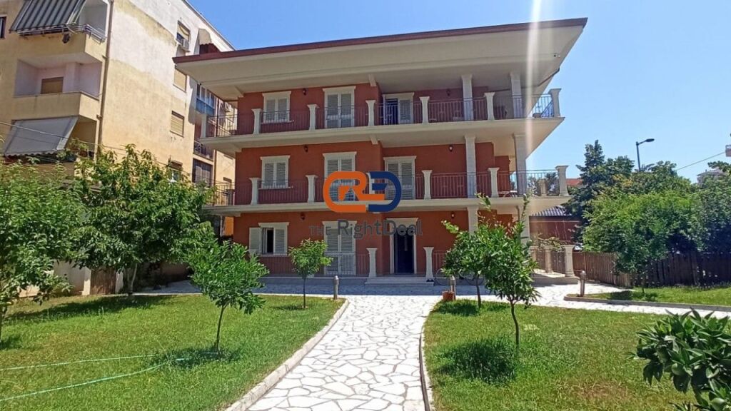 Tek Fakulteti Ekonomik, Jepet Me Qira Vile 4 Kateshe Me Shume Hapesire!