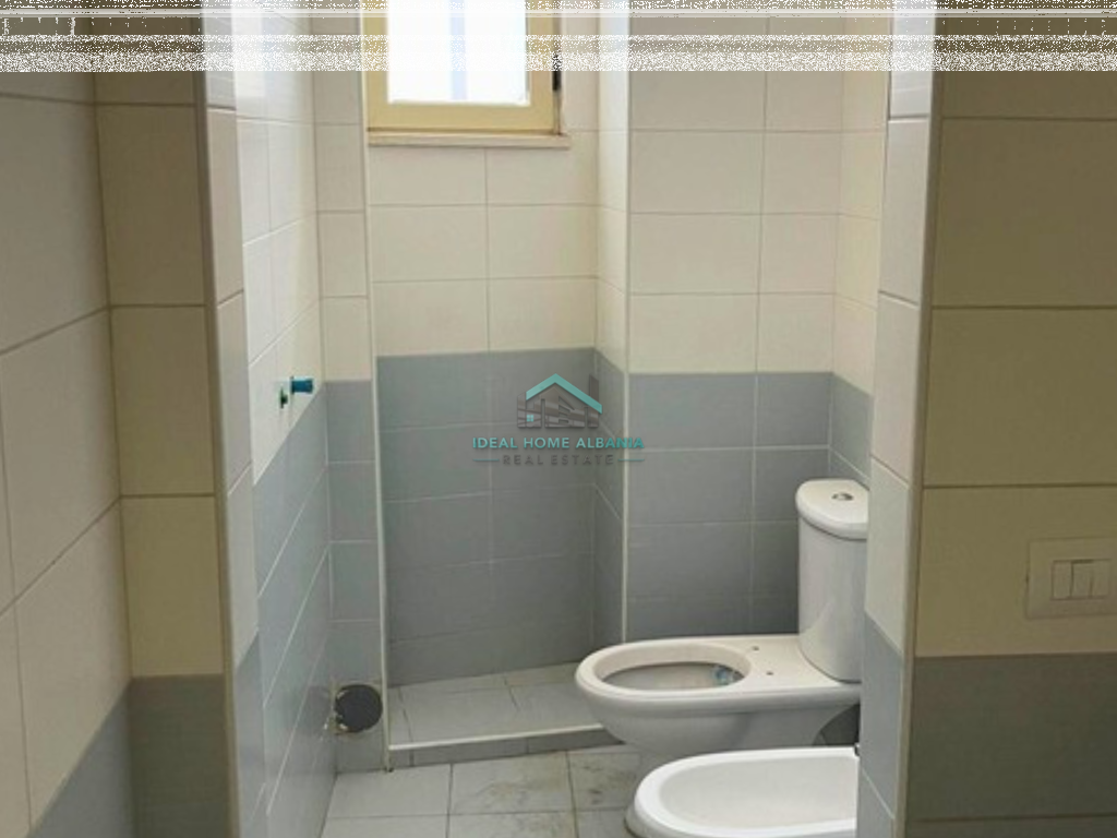 Dyqan me Qera, Rruga e Re, Vlore.