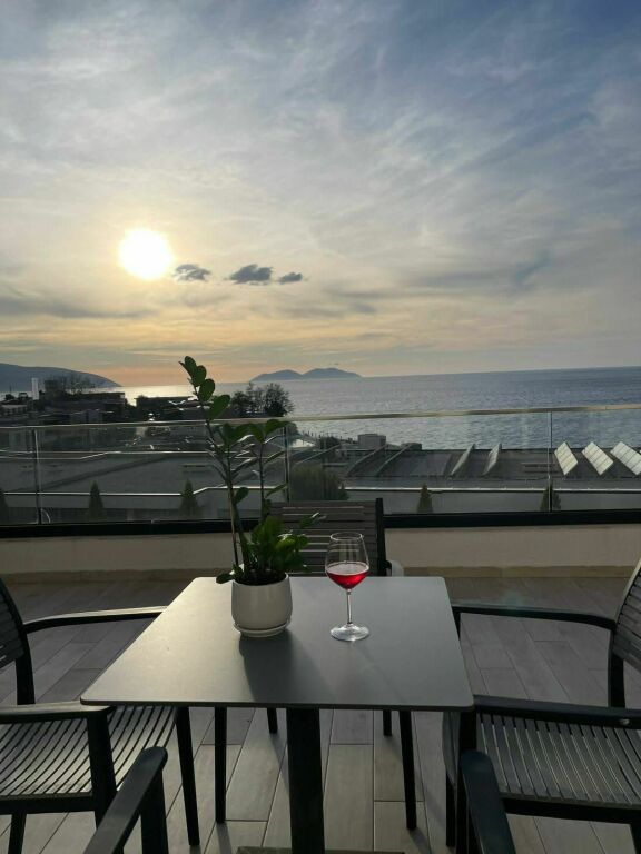 JEPET ME QIRA – 🏡Apartament Luksoz me Pamje të Plotë nga Deti Vlorë