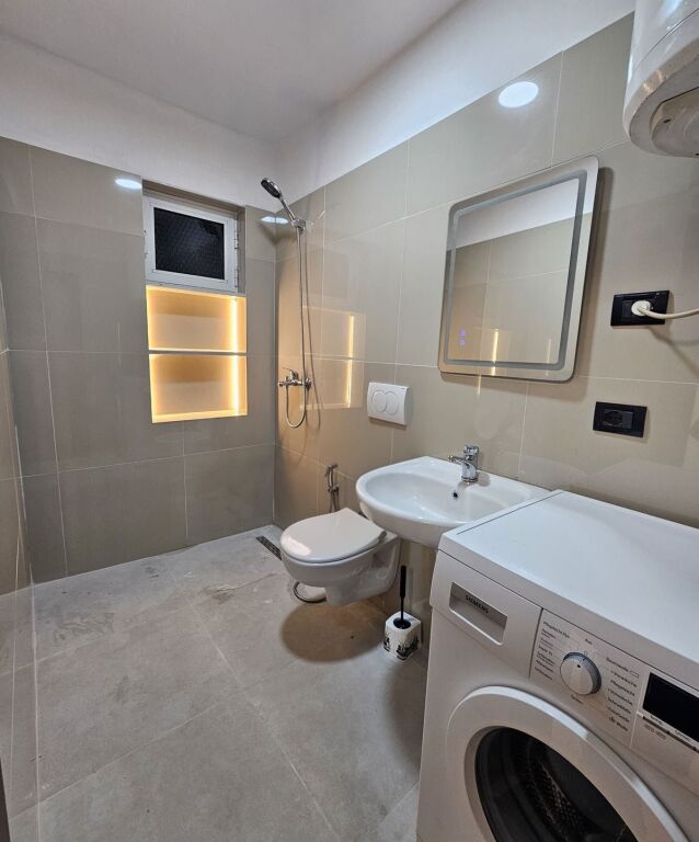 Apartament 2+1 me qera tek ish stacjoni fundit Tiranes se Re