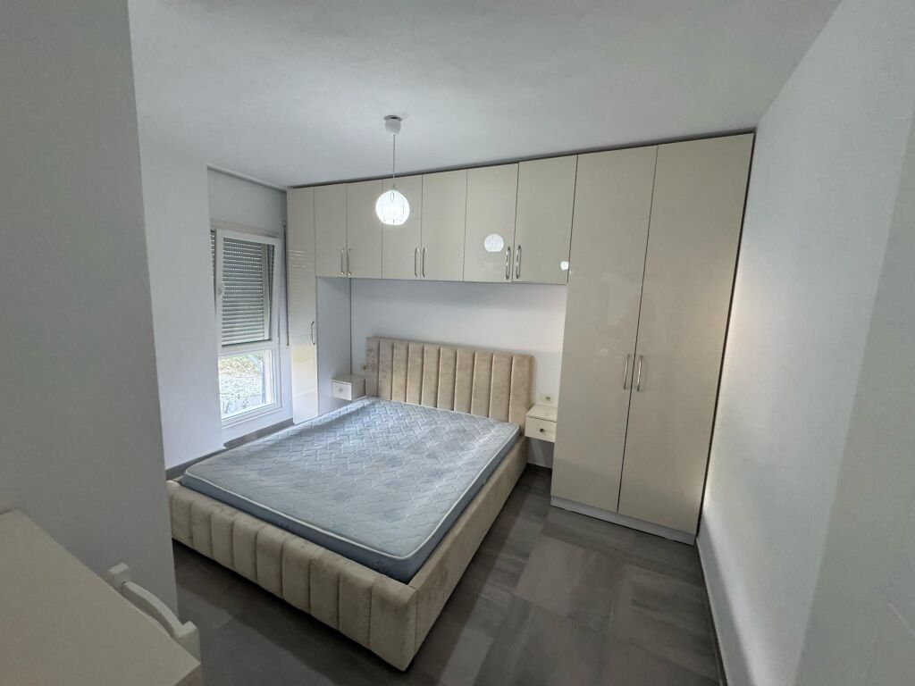 Jepet me qira apartament 1+1 – Ali Demi, Kompleksi Darling  • Vendndodhje: Ali Demi, Kompleksi Darling  • Tipologji: 1 dhomë gjumi + sallon  • Kati: 3 • Çmimi: 45.000 leke / muaj  Apartamenti ndodhet në një kompleks të qetë dhe familjar, me akses të lehtë në transport dhe shërbime të ndryshme.  Për më shumë informacion, kontakto