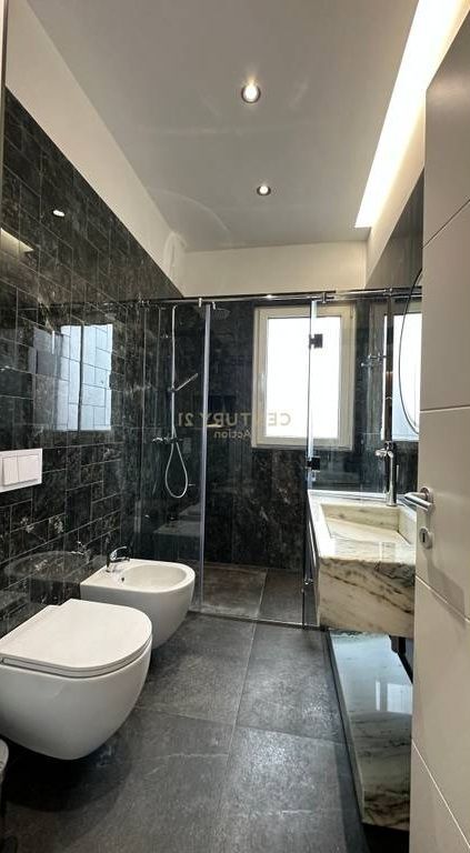 JEPET ME QERA 2+1+2 te Pazari i Ri